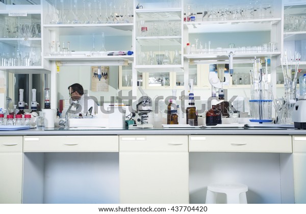 内部清洁现代白色医疗或化学实验室背景 与白种男性化学家的实验室概念 海报 网页或小册子的水平模板 库存照片 立即编辑