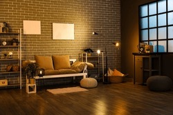Inneneinrichtung Des Dunklen Wohnzimmers Mit Sofa, Regalen Und Leuchten