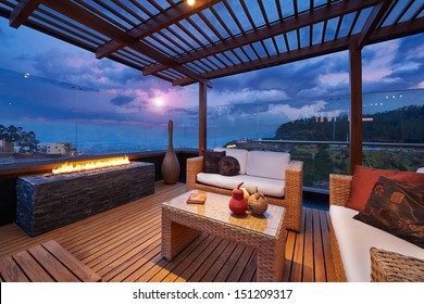 Innenausstattung: Schöne, moderne Terrassenlounge mit Pergola bei Sonnenuntergang