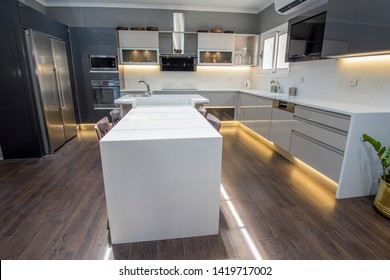 Innendekoration mit moderner Küche mit Schränken in Luxusappartements-Showroom