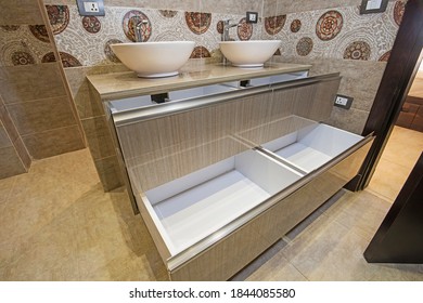 Inneneinrichtung eines luxuriösen Showbadezimmers mit Waschbecken und Schrank