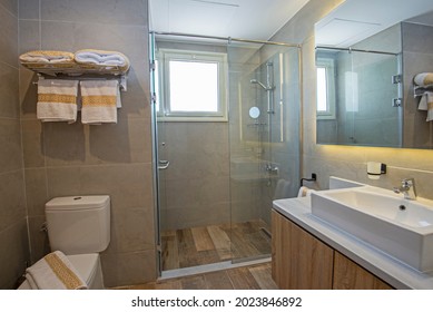 Inneneinrichtung eines Luxusschauhauses mit Duschkabine und Waschbecken