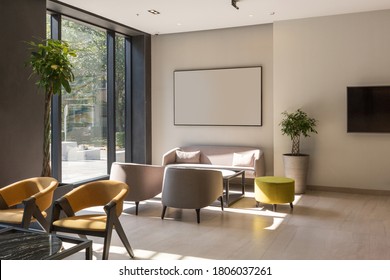 Inneres eines leeren modernen Lounge-Cafés