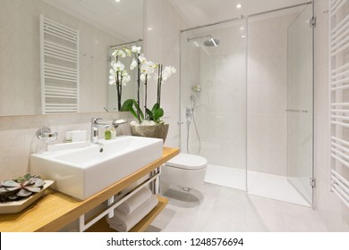 Interior de uma casa de banho de hotel