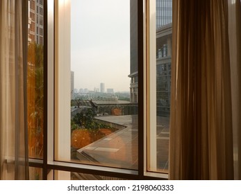 Interior Hotel Rooms. Jakarta, Indonesia, September 5th, 2022, Jendela Kamar Hotel Grove Suite Di Jalan Rasuna Said, Jakarta Pusat, Dengan View Pemandangan Gedung Gedng Bertingkati