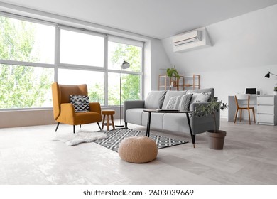 Interior de la sala de estar ligera con sofá gris, mesa y sillón