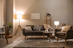 Wohnzimmer Mit Gemütlichem Grauem Sofa, Sessel Und Glühbirnen