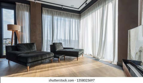 Inneneinrichtung eines Wohnzimmers in einem luxuriösen Penthouse-Apartment