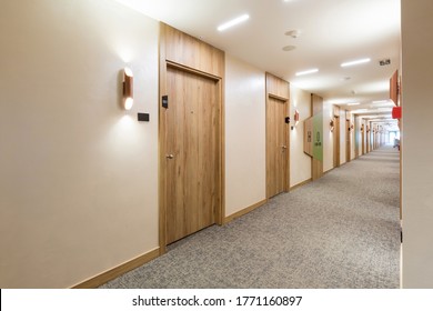 Inneneinrichtung eines langen Hotelkorridors