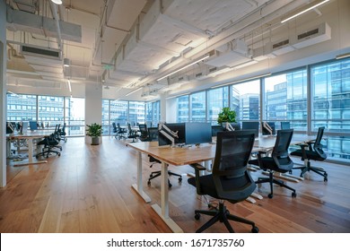 Interno del moderno edificio per uffici vuoti.Design a soffitto aperto.