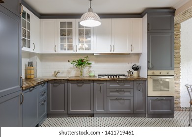 Interieur der modernen luxuriösen Küche aus grauem und weißem Holz