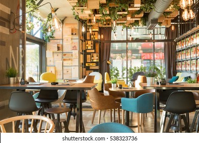 Inneres eines modernen urbanen Restaurants im Morgensonnenlicht