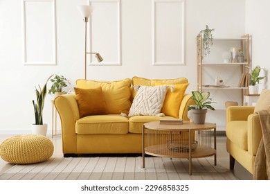 Interior de una elegante sala de estar con un sofá acogedor, sillón y mesa baja