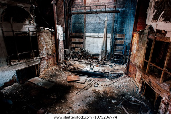 オハイオ州のダウンタウンにある 歴史的 放棄された そして現在は取り壊された パラマウント劇場で 崩壊し 荒廃した舞台の内部の眺め の写真素材 今すぐ編集