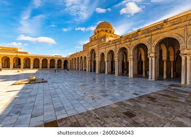  Vista interior de la sala de oración hipóstila en la Mezquita de Uqba, o Gran Mezquita de Kairuán.