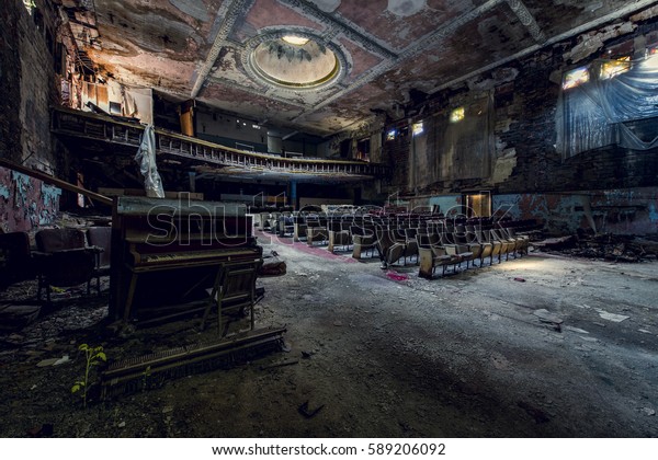 ニューヨーク州バッファローにある長い廃墟の劇場の内観 の写真素材 今すぐ編集