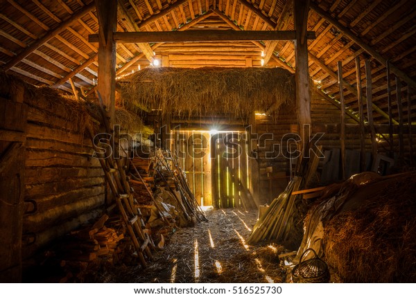 干し草 薪 道具 ごみでいっぱいの古い田舎の納屋の内部の景色 の写真素材 今すぐ編集