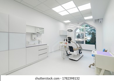 Interieur der modernen weißen Zahnheilkammer mit Spezialausrüstung