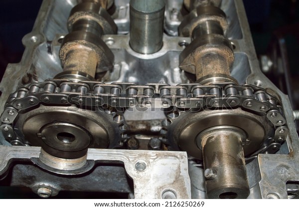 Internal combustion engine camshaft drive\
chain installed in the engine block\
head