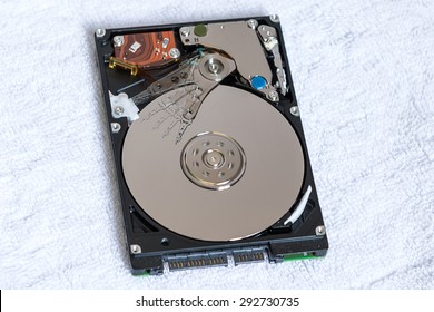 Internals of a harddisk HDD. Working process of read / write head