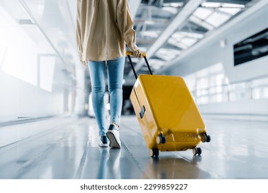 Terminal del aeropuerto internacional. Mujer asiática hermosa con equipaje y caminar en el aeropuerto