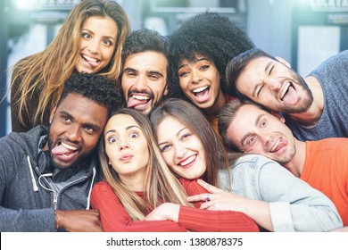 Internationale Gruppe junger Freunde, die sich mit lustigen Gesichtern selbst machen - Glückliche multikulturelle Menschen während des Erasmus, die zusammen Spaß haben  