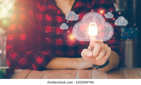 Internet Security Concept. Businessmen Pointing To Pop-up Virtual Screens Of Cloud Computing Technology. Online Data Collection, Global Database, Cloud Sharing Download And Upload Big Data.