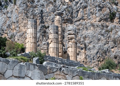 Interpretive panel about the Altar of Chios area within the Archaeological Site of Delphi, Phocis, Greece.