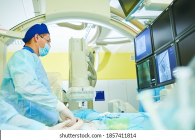 Interventionelle Radiologie. Chirurgen-Radiologe während der katheterbasierten Behandlung mit Röntgenvisualisierung.
