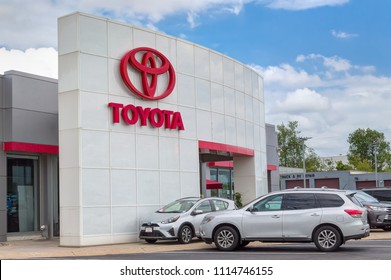 INVER GROVE HEIGHTS, MN/USA - JUNE 17, 2018: Toyota Autombile Dealership Exterior And Trademark Logo.