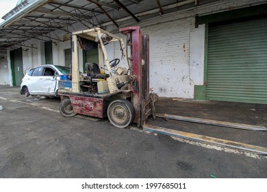 Invercargill Southland New Zealand June 26th 2021 Forklift And Car Crash Old Forklift