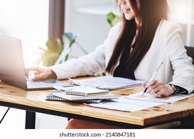 Investment Concepts, Businesswomen Use Document And Computers To Analyze Stock Markets, Quantitative Data Collection, Financial Statement Analysis, Profitability Through Internet Technology.