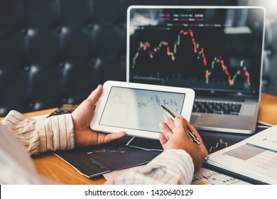 Kapitalmarkt Unternehmer Geschäftsmann mithilfe von Tablet-Diskussion und Analyse Grafik Börsenhandel, Stock-Chart