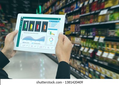 Iot Smart Retail In The Futuristic Concept, The Retailer Hold The Tablet And Use Augmented Reality Technology Monitor Data Of Out Of Shelve, Price, Planogram, Campaign Of Compliance In The Real Time