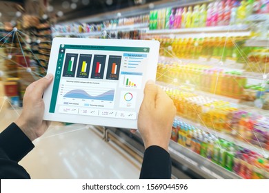 Iot Smart Retail In The Futuristic Concept, The Retailer Hold The Tablet And Use Augmented Reality Technology Monitor Data Of Out Of Shelve, Price, Planogram, Campaign Of Compliance In The Real Time