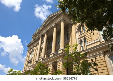 The Iowa State Capitol Is The State Capitol Building Of The U.S. State Of Iowa. Housing The Iowa General Assembly, It Is Located In The State Capital Of Des Moines At East 9th Street And Grand Ave.