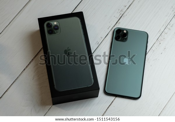 Iphone 11 Pro Max Green Box Business Finance Technology Stock Image