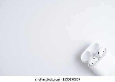 Airpods 2 Images Stock Photos Vectors Shutterstock