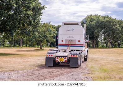 IPSWICH, UNITED KINGDOM - Aug 01, 2021: The Back End Of An American Big Rig Lorry Or Truck As It Drives Away