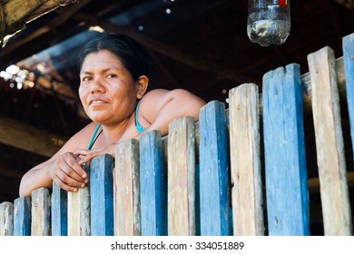 198,536 Mujeres Pobres Images, Stock Photos & Vectors 