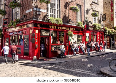 Ireland, Dublin: People Relax And Have A Drink Outside The Famous Irish Pub The Temple Bar In The Center Of The Irish Capital - Men Women Tourists Citizens. May 09, 2015 