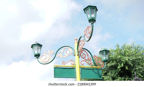  Iron Craft Sign Post With 3 Street Lamp