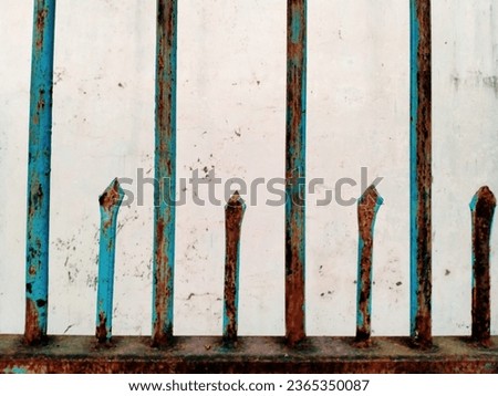 The iron gate is rusted, iron fence and door, looks rusty, due to age, in a house that is not maintained, with iron fence and door, pintu besi berkarat di rumah yang tidak terawat, cat menelupas