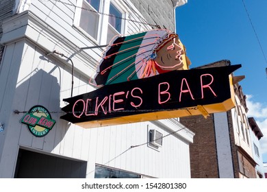 IRONWOOD, MICHIGAN / USA - FEBRUARY 12, 2017: Neon Sign Of Hiawatha's Head With Full Native American Headdress Above The Sign For Olkie's Bar. 