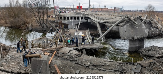 IRPIN, UKRAINE - 5 mars 2022 : Guerre en Ukraine. Les gens traversent un pont détruit alors qu'ils évacuent la ville d'Irpin, au nord-ouest de Kiev, pendant de lourds bombardements
