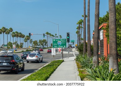 Irvine, CA, USA – August 16, 2021: Traffic On MacArthur Blvd With A Street Sign For The 405 Freeway In The Orange County City Of Irvine, California. 