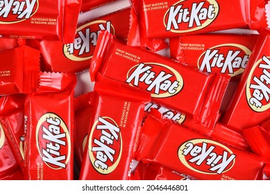 IRVINE, CALIFORNIA - 23 SEPT 2021: A Large Pile Of  Kit Kat Fun Size Candy Bars For Halloween.