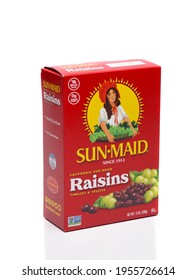 IRVINE, CALIFORNIA - 25 MAY 2020: A 12 Ounce Box Of California Sun Dried, Sun Maid Raisins. 