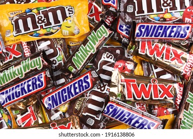 IRVINE, CALIFORNIA - OCTOBER 12, 2018: An Assortment Of Full Size Candy Bars From Mars Chocolate For Halloween.