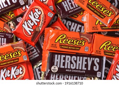 IRVINE, CALIFORNIA - OCTOBER 27, 2017: A Variety Of Hersheys Candy Bars. The Full Size Candy Bars Are A Favorite At Halloween. 